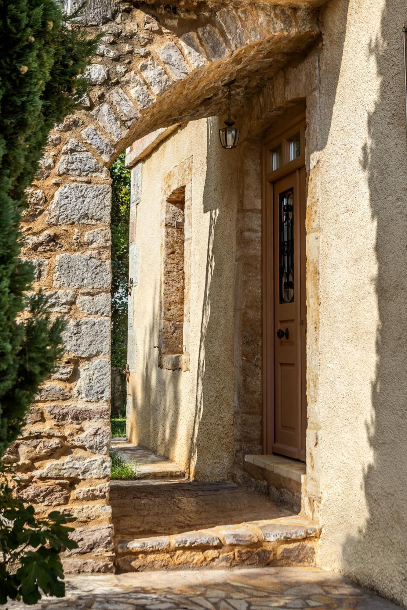 Archontiko Parnassus Dadi Hotell Amfikleia Exteriör bild
